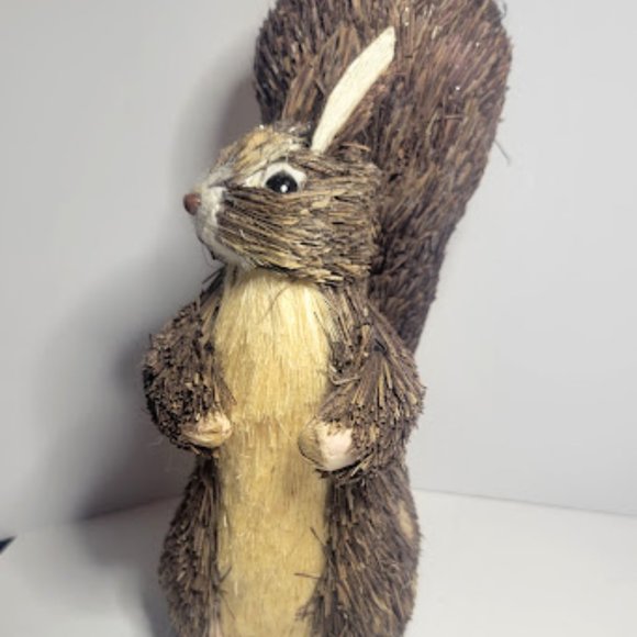 LIGHT WEIGHT NATURAL ANIMALS LARGE SIZE SQUIRREL DECORATION 9.5" TALL - Picture 2 of 7